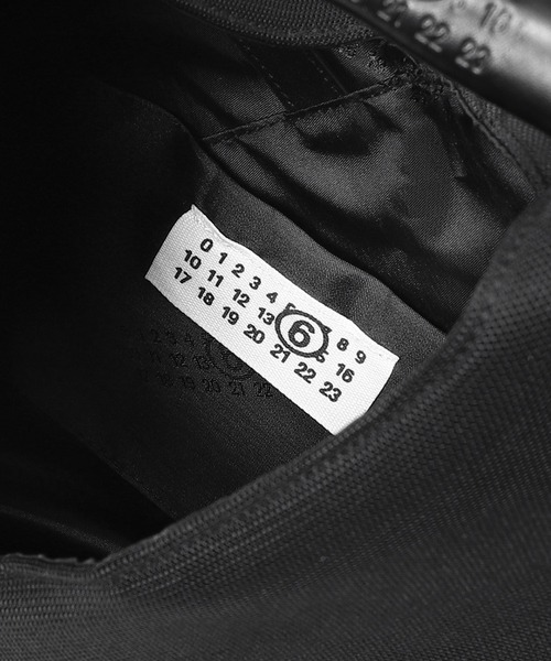 MM6 Maison Margiela（ｴﾑｴﾑｼｯｸｽ ﾒｿﾞﾝ ﾏﾙｼﾞｪﾗ）の「MM6 Maison Margiela SMALL JAPANESE HANDBAG s54wd0043（ショルダーバッグ・レディース・ブラック・FREE）」の4枚目の写真