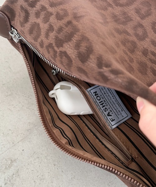 wears（ウェアーズ）の「【500mlペットボトル収納可】レオパードプリントベルトショルダーバッグ（ハンドバッグ・レディース・ブラウン/ブラック/ベージュ/ダークブラウン・FREE）」の6枚目の写真