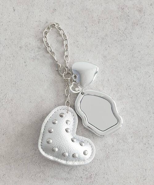 earth music&ecology（アースミュージックアンドエコロジー）の「ハートモチーフミラー付きチャーム（キーホルダー・レディース・ブラック/シルバー・FREE）」の2枚目の写真