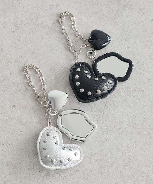 earth music&ecology（アースミュージックアンドエコロジー）の「ハートモチーフミラー付きチャーム（キーホルダー・レディース・ブラック/シルバー・FREE）」の3枚目の写真