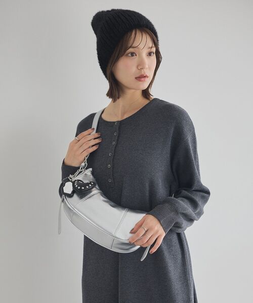 earth music&ecology（アースミュージックアンドエコロジー）の「ハートモチーフミラー付きチャーム（キーホルダー・レディース・ブラック/シルバー・FREE）」の4枚目の写真