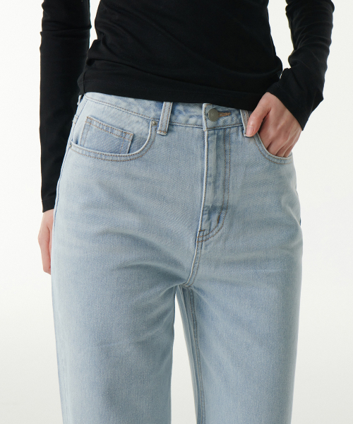 MUSINSA STANDARD WOMAN（ムシンサスタンダードウーマン）の「ウィメンズストレートスリットデニムパンツ[スカイブルー]（デニムパンツ・レディース・その他・30/24/25/26/27/28/29）」の5枚目の写真