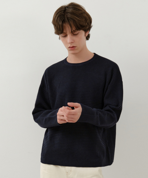 WEDNESDAY OASIS（ウェンズデーオアシス）の「ブリーズピンストライプニット_NAVY(WC25-KN51)（ニット/セーター・メンズ・ネイビー・FREE）」の2枚目の写真