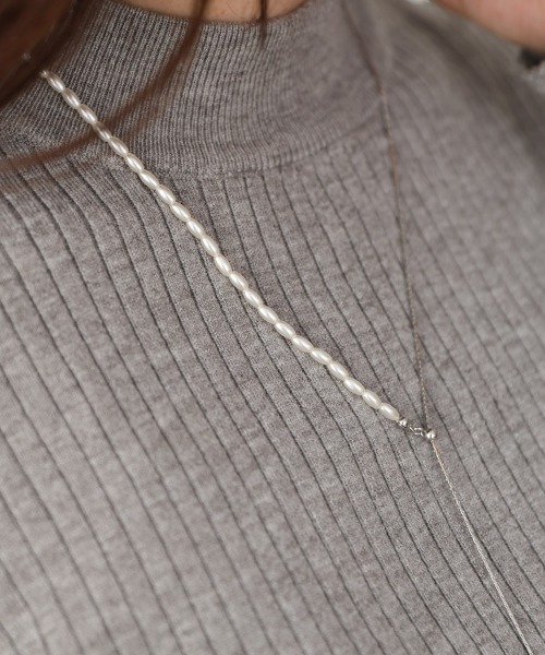 Bab(バブ)の「変形パール×ロングチェーンネックレス(ネックレス・レディース・シルバー/ゴールド・ONESIZE)」の4枚目の写真