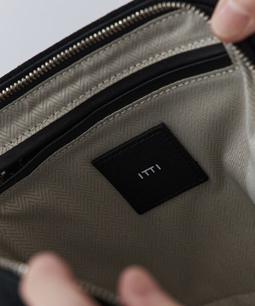 ITTI(イッチ)の「【ITTI】BONNIE VERTICAL TOTE - XS(ショルダーバッグ・メンズ・ブラック/キャメル・FREE)」の13枚目の写真