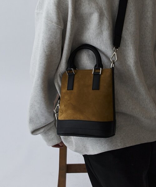 ITTI(イッチ)の「【ITTI】BONNIE VERTICAL TOTE - XS(ショルダーバッグ・メンズ・ブラック/キャメル・FREE)」の19枚目の写真