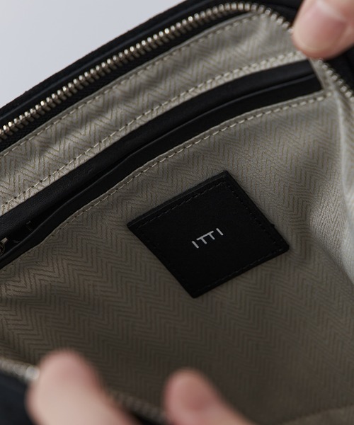 ITTI(イッチ)の「【ITTI】BONNIE VERTICAL TOTE - XS(ショルダーバッグ・メンズ・ブラック/キャメル・FREE)」の11枚目の写真