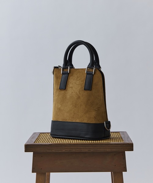 ITTI(イッチ)の「【ITTI】BONNIE VERTICAL TOTE - XS(ショルダーバッグ・メンズ・ブラック/キャメル・FREE)」の4枚目の写真