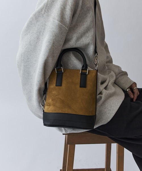 ITTI(イッチ)の「【ITTI】BONNIE VERTICAL TOTE - XS(ショルダーバッグ・メンズ・ブラック/キャメル・FREE)」の7枚目の写真