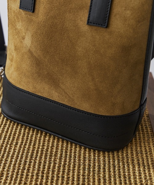 ITTI(イッチ)の「【ITTI】BONNIE VERTICAL TOTE - XS(ショルダーバッグ・メンズ・ブラック/キャメル・FREE)」の9枚目の写真