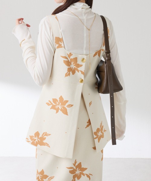 COLLAGE GALLARDAGALANTE（コラージュガリャルダガランテ）の「フラワーJQニットキャミ（キャミソール・レディース・グレー/アイボリー・FREE）」の6枚目の写真