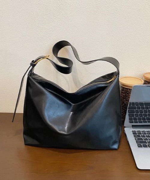 SHEPP(シープ)の「ベルト フェイクレザーショルダーバッグ(ショルダーバッグ・レディース・ブラック/ブラウン・F)」の21枚目の写真