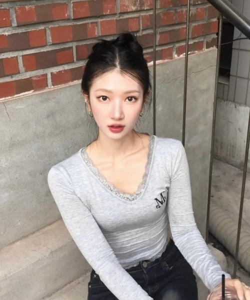 MUCENT(ムセント)の「【日本未発売/WEB限定】MUCENT(ムセント)/レース Vネック ロングスリーブ Tシャツ/SUNNIOR LACE V-NECK LONG SLEEVE T(Tシャツ/カットソー・レディース・グレー/ブラック/ホワイト/ネイビー/パープル・FREE)」の9枚目の写真