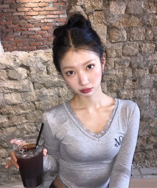 MUCENT(ムセント)の「【日本未発売/WEB限定】MUCENT(ムセント)/レース Vネック ロングスリーブ Tシャツ/SUNNIOR LACE V-NECK LONG SLEEVE T(Tシャツ/カットソー・レディース・グレー/ブラック/ホワイト/ネイビー/パープル・FREE)」の8枚目の写真