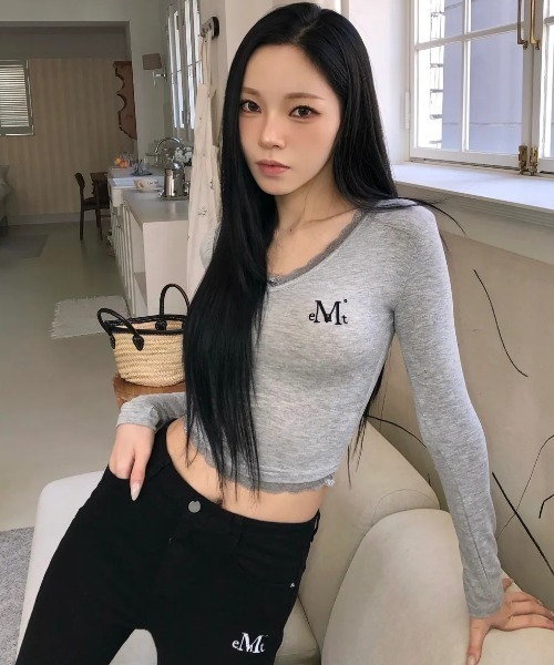 MUCENT(ムセント)の「【日本未発売/WEB限定】MUCENT(ムセント)/レース Vネック ロングスリーブ Tシャツ/SUNNIOR LACE V-NECK LONG SLEEVE T(Tシャツ/カットソー・レディース・グレー/ブラック/ホワイト/ネイビー/パープル・FREE)」の6枚目の写真