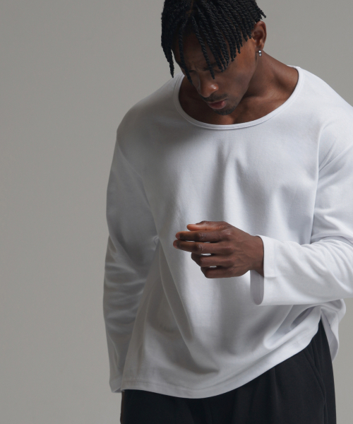 PHERMENON（フェルメノン）の「マッスルフィット Uネック ロングスリーブ - ホワイト（Tシャツ/カットソー・メンズ・その他・1/2/3）」の3枚目の写真