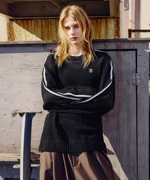 ROCHEM（ローシェン）の「ワンポイントロゴ刺繍サイドラインメッシュニットプルオーバー（ニット/セーター・メンズ・ワイン/チャコール/ブラック/ネイビー・L/M/S/XS）」の2枚目の写真