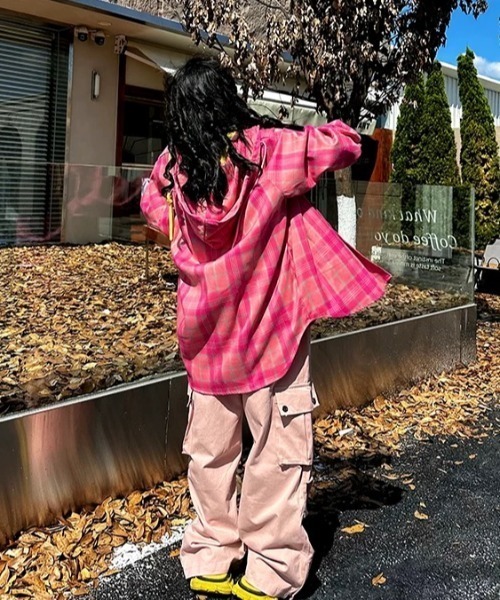 ViViDAY(ビビデー)の「フロント刺しゅうビッグシルエットフードチェック柄シャツ(シャツ/ブラウス・レディース・ブルー/イエロー/ピンク・M)」の16枚目の写真
