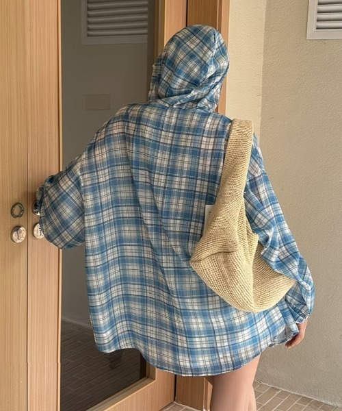 ViViDAY(ビビデー)の「フロント刺しゅうビッグシルエットフードチェック柄シャツ(シャツ/ブラウス・レディース・ブルー/イエロー/ピンク・M)」の5枚目の写真