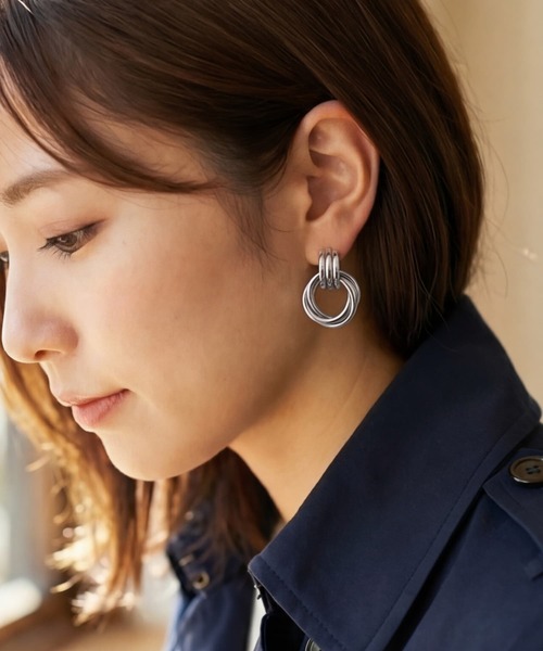 STYLE DELI(スタイルデリ)の「【DELI by】重なりリングピアス(ピアス(両耳用)・レディース・シルバー・FREE)」の5枚目の写真