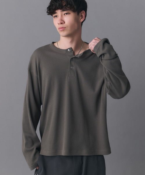 Confirm(コンファーム)の「Henley Neck Waffle Long Sleeve Tee / ヘンリーネック ワッフル ロングスリーブTシャツ メンズ レディース ユニセックス(Tシャツ/カットソー・メンズ・ブラック/チャコールグレー/ブルー/ホワイト・S/M/L)」の3枚目の写真
