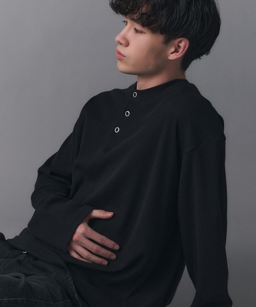Confirm(コンファーム)の「Henley Neck Waffle Long Sleeve Tee / ヘンリーネック ワッフル ロングスリーブTシャツ メンズ レディース ユニセックス(Tシャツ/カットソー・メンズ・ブラック/チャコールグレー/ブルー/ホワイト・S/M/L)」の1枚目の写真