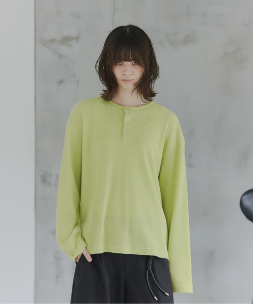 Confirm(コンファーム)の「Henley Neck Waffle Long Sleeve Tee / ヘンリーネック ワッフル ロングスリーブTシャツ メンズ レディース ユニセックス(Tシャツ/カットソー・メンズ・ブラック/チャコールグレー/ブルー/ホワイト/ライム・S/M/L)」の13枚目の写真