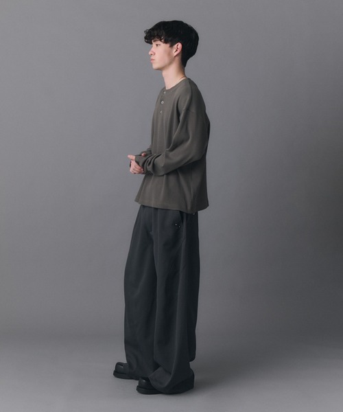 Confirm(コンファーム)の「Henley Neck Waffle Long Sleeve Tee / ヘンリーネック ワッフル ロングスリーブTシャツ メンズ レディース ユニセックス(Tシャツ/カットソー・メンズ・ブラック/チャコールグレー/ブルー/ホワイト・S/M/L)」の17枚目の写真