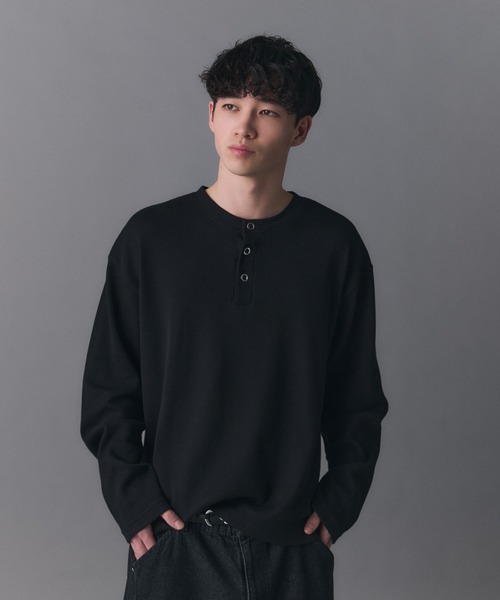 Confirm(コンファーム)の「Henley Neck Waffle Long Sleeve Tee / ヘンリーネック ワッフル ロングスリーブTシャツ メンズ レディース ユニセックス(Tシャツ/カットソー・メンズ・ブラック/チャコールグレー/ブルー/ホワイト・S/M/L)」の14枚目の写真