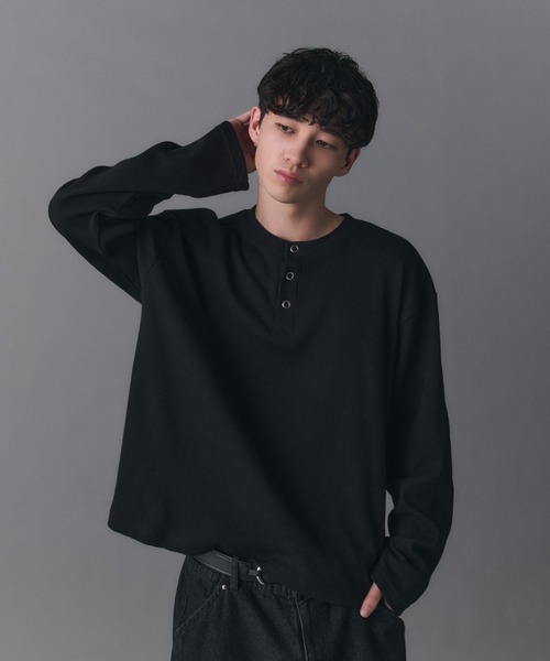 Confirm(コンファーム)の「Henley Neck Waffle Long Sleeve Tee / ヘンリーネック ワッフル ロングスリーブTシャツ メンズ レディース ユニセックス(Tシャツ/カットソー・メンズ・ブラック/チャコールグレー/ブルー/ホワイト・S/M/L)」の13枚目の写真