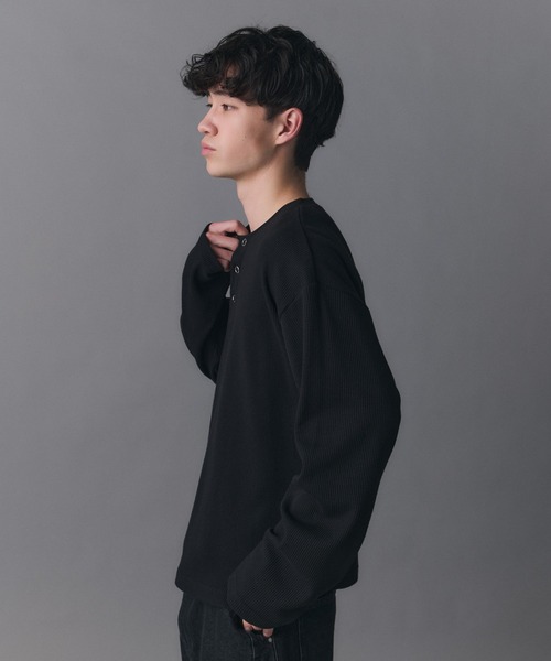 Confirm(コンファーム)の「Henley Neck Waffle Long Sleeve Tee / ヘンリーネック ワッフル ロングスリーブTシャツ メンズ レディース ユニセックス(Tシャツ/カットソー・メンズ・ブラック/チャコールグレー/ブルー/ホワイト・S/M/L)」の12枚目の写真