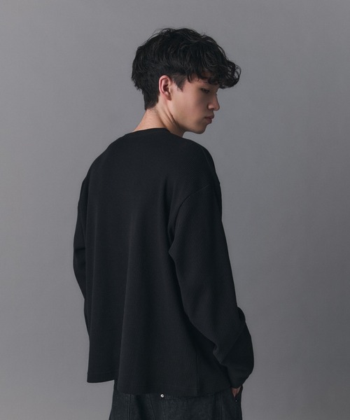 Confirm(コンファーム)の「Henley Neck Waffle Long Sleeve Tee / ヘンリーネック ワッフル ロングスリーブTシャツ メンズ レディース ユニセックス(Tシャツ/カットソー・メンズ・ブラック/チャコールグレー/ブルー/ホワイト・S/M/L)」の11枚目の写真