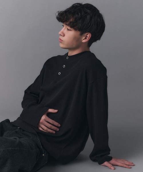 Confirm(コンファーム)の「Henley Neck Waffle Long Sleeve Tee / ヘンリーネック ワッフル ロングスリーブTシャツ メンズ レディース ユニセックス(Tシャツ/カットソー・メンズ・ブラック/チャコールグレー/ブルー/ホワイト・S/M/L)」の10枚目の写真