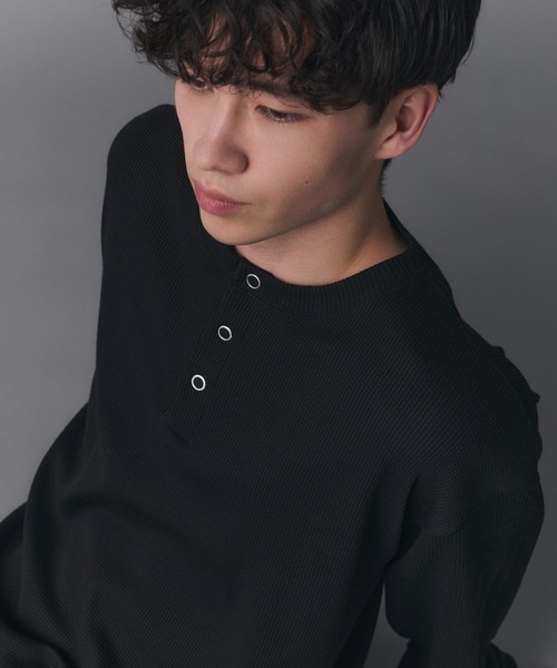 Confirm(コンファーム)の「Henley Neck Waffle Long Sleeve Tee / ヘンリーネック ワッフル ロングスリーブTシャツ メンズ レディース ユニセックス(Tシャツ/カットソー・メンズ・ブラック/チャコールグレー/ブルー/ホワイト・S/M/L)」の9枚目の写真