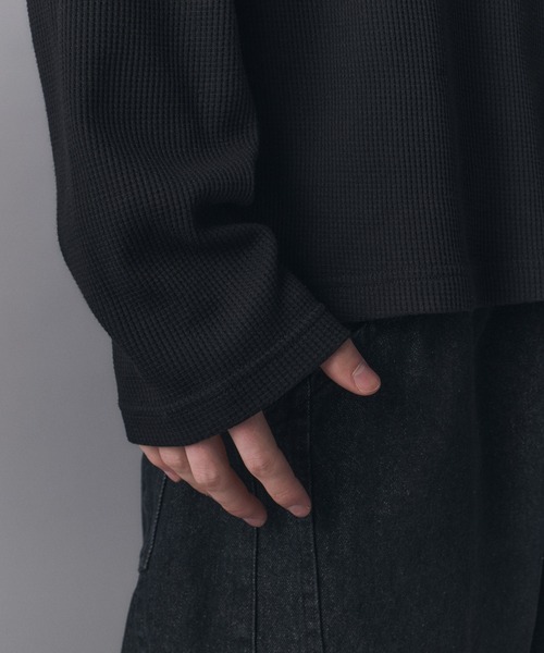 Confirm(コンファーム)の「Henley Neck Waffle Long Sleeve Tee / ヘンリーネック ワッフル ロングスリーブTシャツ メンズ レディース ユニセックス(Tシャツ/カットソー・メンズ・ブラック/チャコールグレー/ブルー/ホワイト・S/M/L)」の8枚目の写真