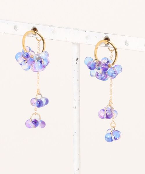 tone(トーン)の「【kiki&yuyu】【2WAY】蝶々チェコガラスのフープ&チェーン付きピアス(MA)(ピアス(両耳用)・レディース・パープル系その他/グリーン系その他/ブルー系その他/パープル/クリア・FREE)」の2枚目の写真