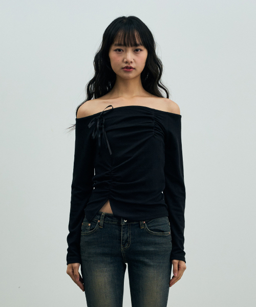 ARI(アリ)の「CLAIRE TWO-SHIRRING OFF-SHOULDER TOP / BLACK(Tシャツ/カットソー・レディース・ブラック・FREE)」の1枚目の写真