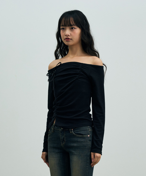 ARI(アリ)の「CLAIRE TWO-SHIRRING OFF-SHOULDER TOP / BLACK(Tシャツ/カットソー・レディース・ブラック・FREE)」の2枚目の写真