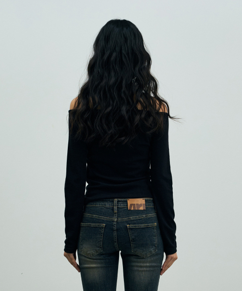ARI(アリ)の「CLAIRE TWO-SHIRRING OFF-SHOULDER TOP / BLACK(Tシャツ/カットソー・レディース・ブラック・FREE)」の3枚目の写真