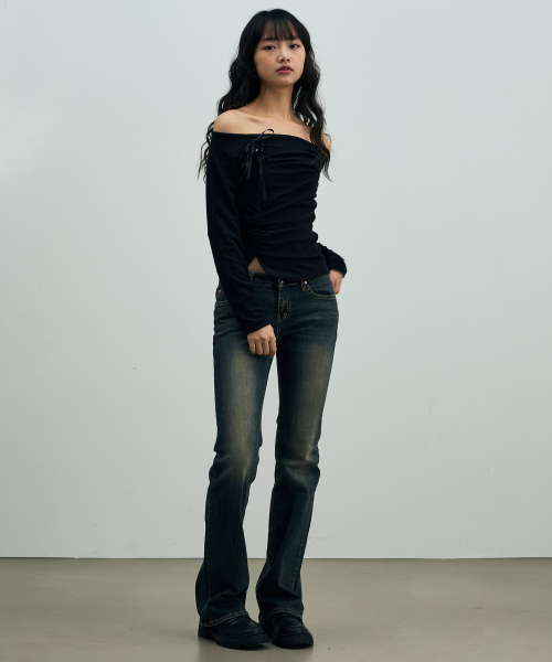 ARI(アリ)の「CLAIRE TWO-SHIRRING OFF-SHOULDER TOP / BLACK(Tシャツ/カットソー・レディース・ブラック・FREE)」の5枚目の写真