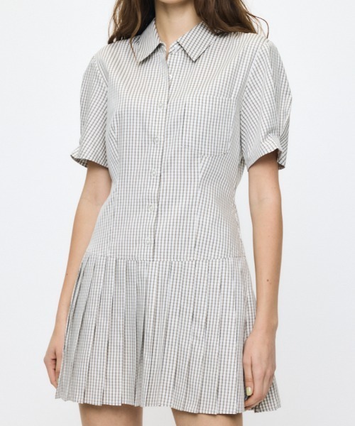 MOUSSY(マウジー)の「PLEATED SHIRT ミニドレス(ワンピース・レディース・オフホワイト/ベージュ系その他/ダークネイビー/ブルー系その他・1/2)」の2枚目の写真