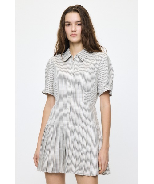MOUSSY(マウジー)の「PLEATED SHIRT ミニドレス(ワンピース・レディース・オフホワイト/ベージュ系その他/ダークネイビー/ブルー系その他・1/2)」の7枚目の写真
