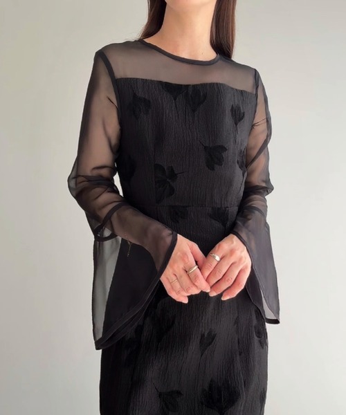junoah(ジュノア)の「シアーフラワーマーメイドワンピース(ワンピース・レディース・ブラウン/チャコール/ブラック・SMALL/LARGE/MEDIUM)」の2枚目の写真