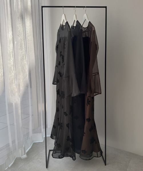 junoah(ジュノア)の「シアーフラワーマーメイドワンピース(ワンピース・レディース・ブラウン/チャコール/ブラック・SMALL/LARGE/MEDIUM)」の16枚目の写真