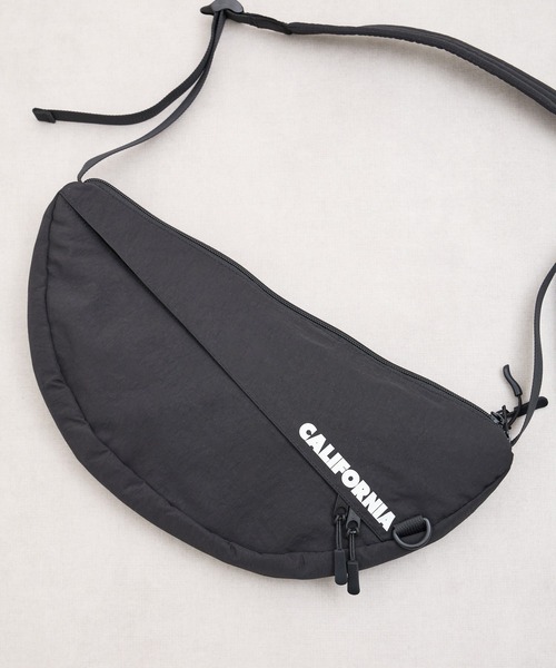 MEI（メイ）の「ST: MEI メイ　BOTTOM LINE SHOULDER ボディバッグ ウエストポーチ ボトムラインショルダー（ボディバッグ/ウエストポーチ・レディース・ブラック/ベージュ/ライトグレー・FREE）」の4枚目の写真