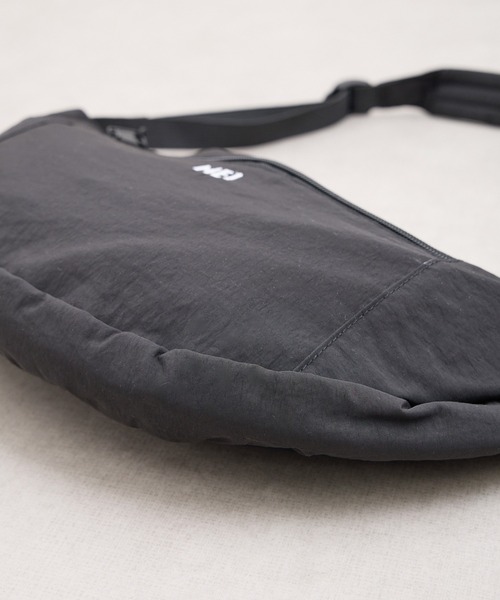 MEI（メイ）の「ST: MEI メイ　BOTTOM LINE SHOULDER ボディバッグ ウエストポーチ ボトムラインショルダー（ボディバッグ/ウエストポーチ・レディース・ブラック/ベージュ/ライトグレー・FREE）」の8枚目の写真