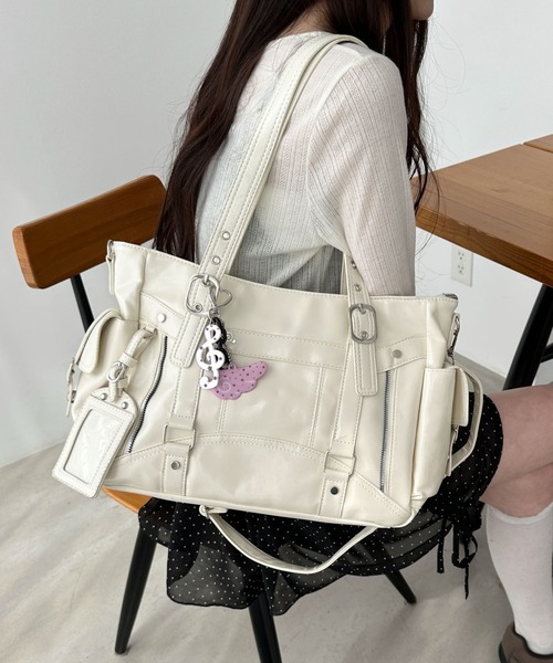 WEGO(ウィゴー)の「WEGO/【26年春夏新作】【2WAY仕様】パスケース付ベルトトートバッグ / ショルダーバッグ(トートバッグ・レディース・ブラック/ホワイト/レッド・FREE)」の11枚目の写真