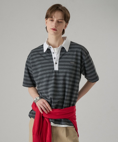 ONCILY(オンシェリー)の「MULTI BORDER POLO TEE WITH HEART BUTTON / マルチボーダーポロTシャツ(ハートボタン)(ポロシャツ・メンズ・ボルドー/ブラック/チャコールグレー・SMALL/MEDIUM/LARGE)」の1枚目の写真
