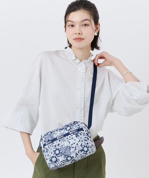 LeSportsac(レスポートサック)の「DANIELLA CROSSBODY フローラルレースネイビー(ショルダーバッグ・レディース・ブルー・FREE)」の1枚目の写真