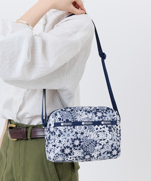 LeSportsac(レスポートサック)の「DANIELLA CROSSBODY フローラルレースネイビー(ショルダーバッグ・レディース・ブルー・FREE)」の2枚目の写真